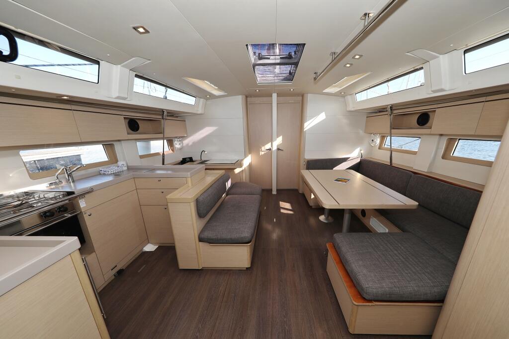 Sailing yacht 