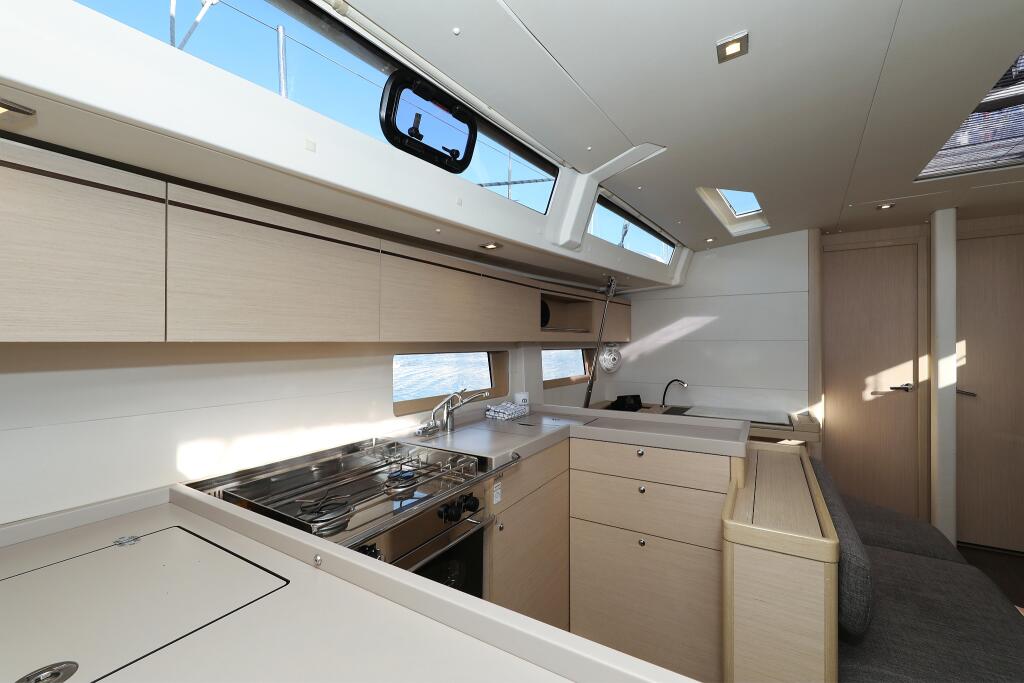 Sailing yacht 