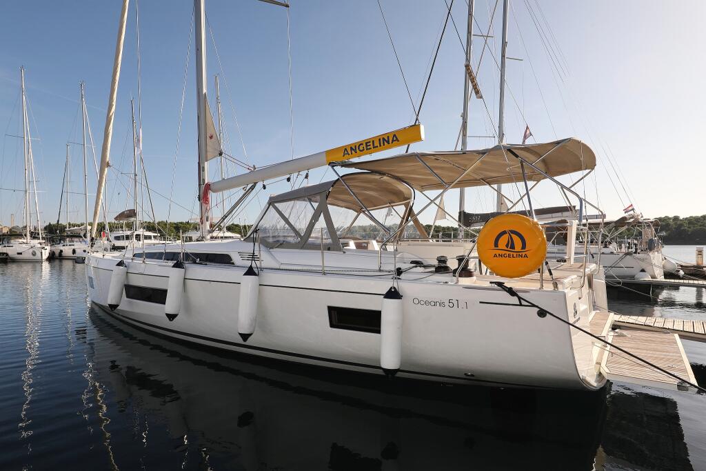 Sailing yacht 