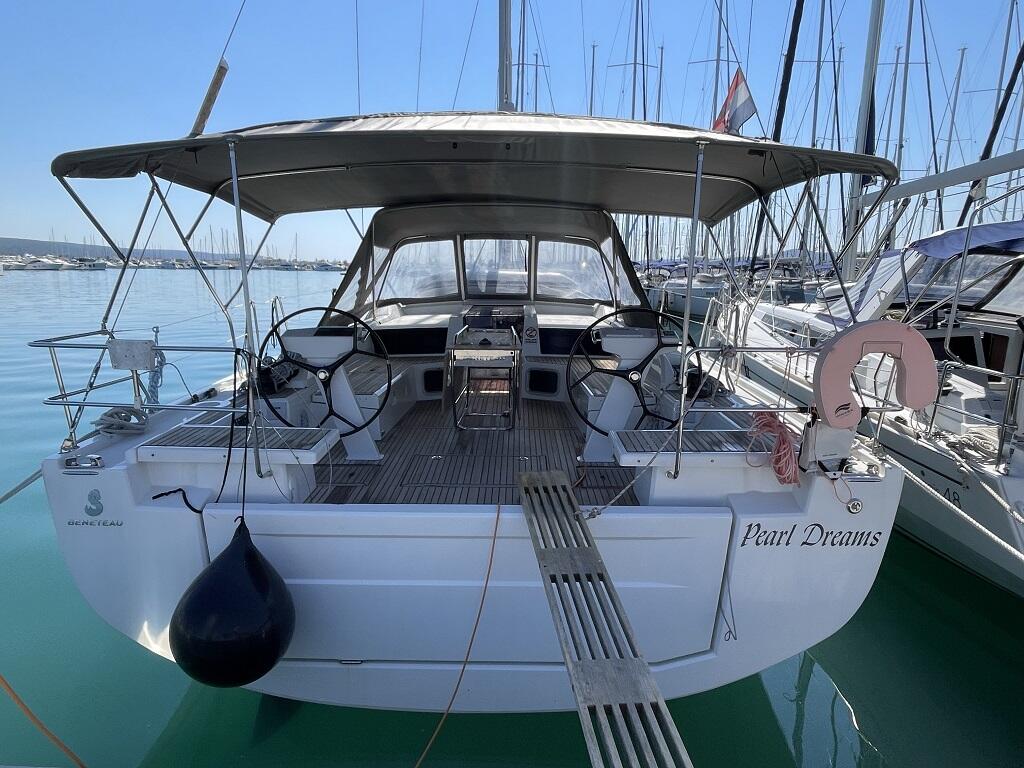 Sailing yacht 