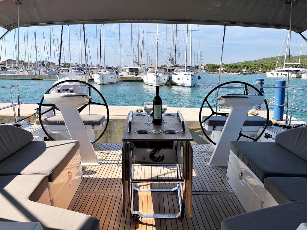 Sailing yacht 
