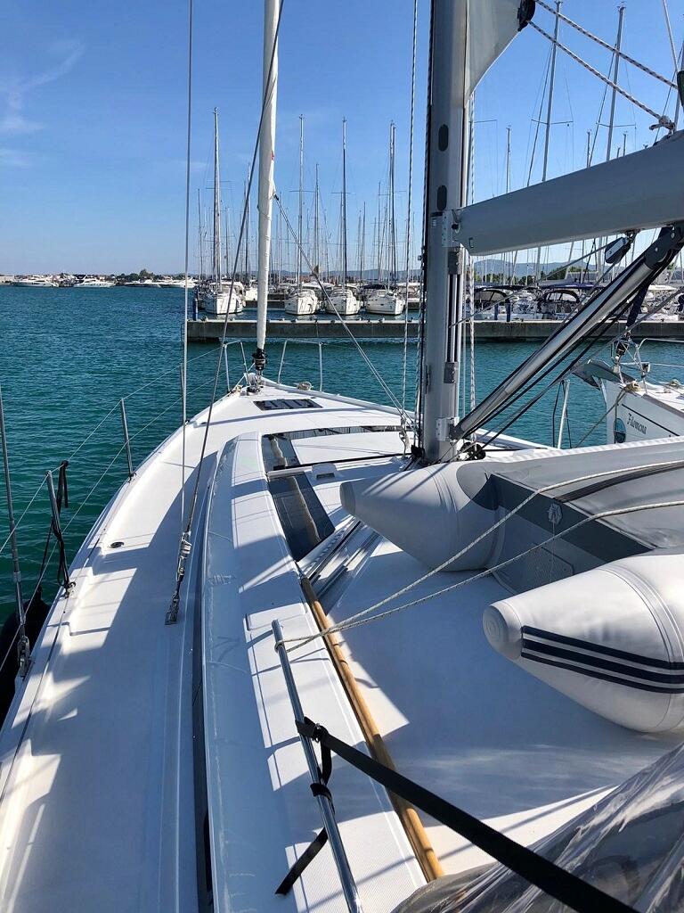Sailing yacht 