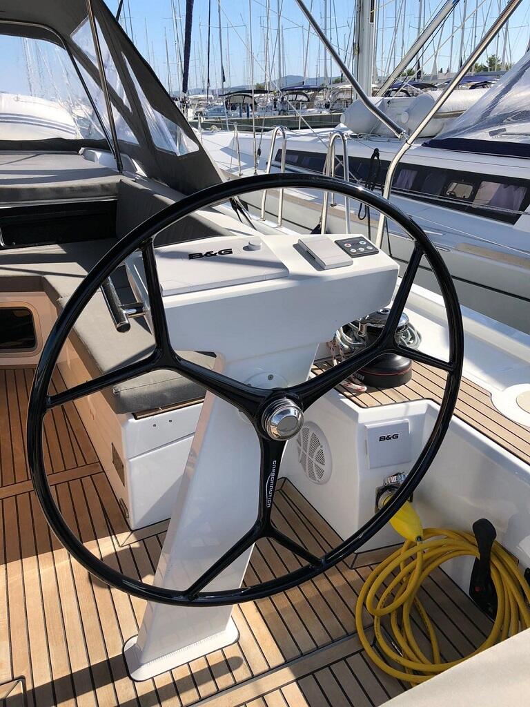 Sailing yacht 