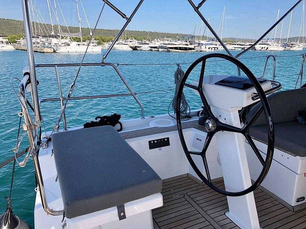 Sailing yacht 