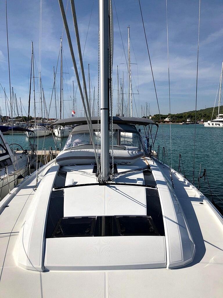 Sailing yacht 