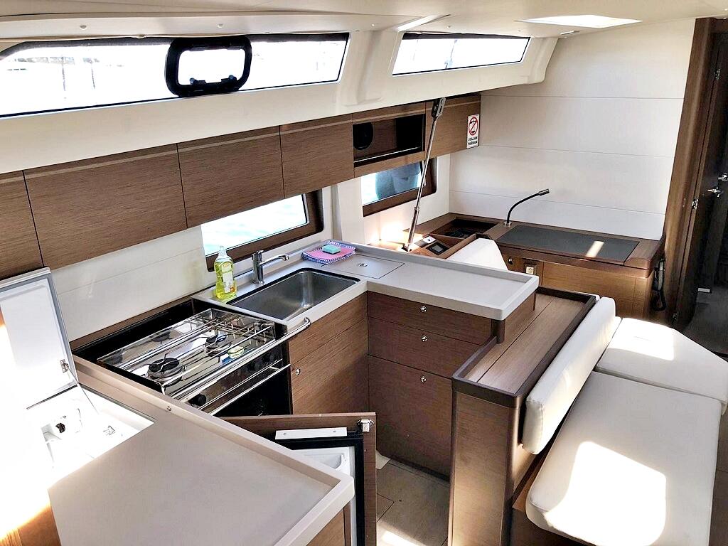 Sailing yacht 