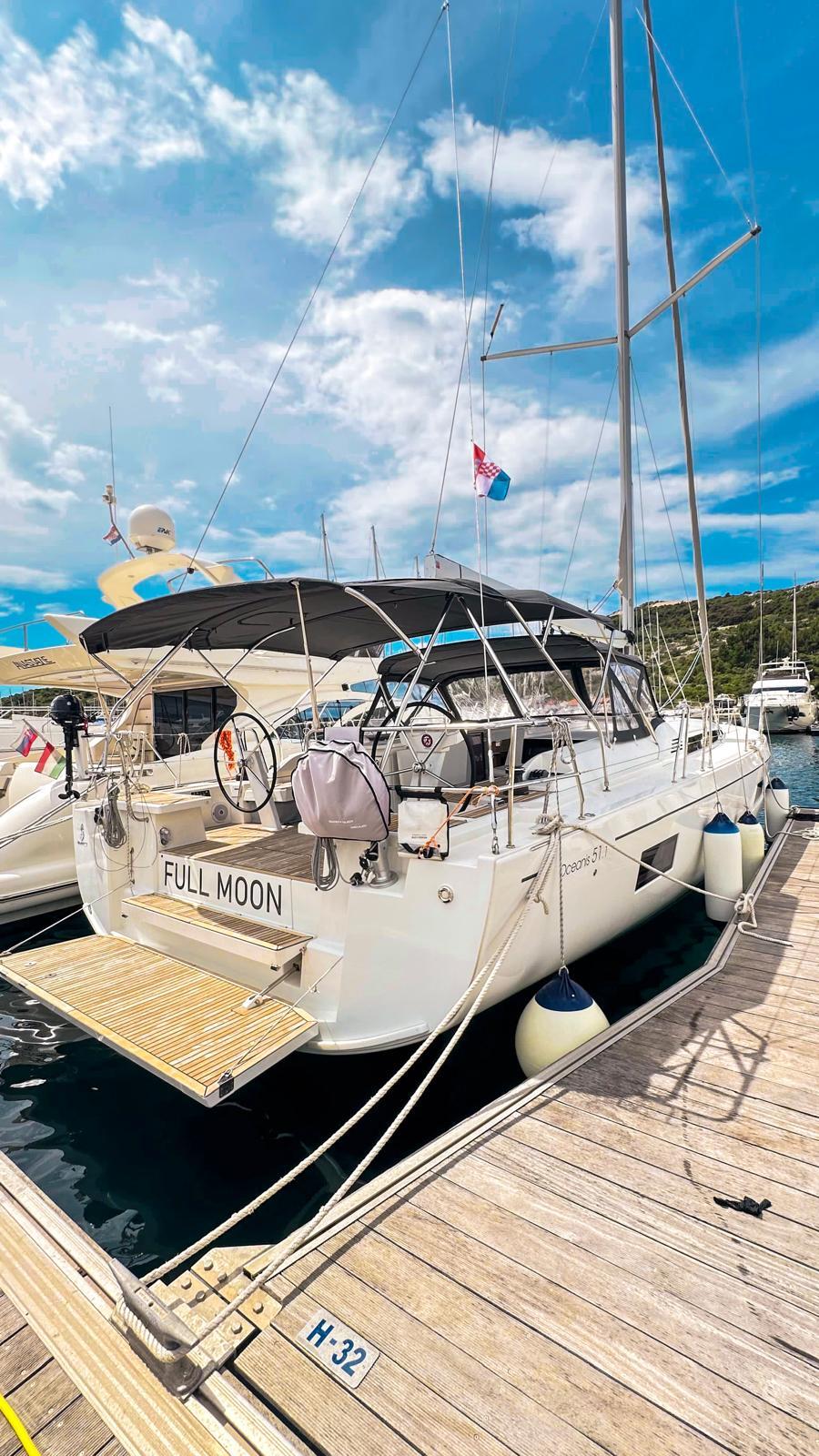 Sailing yacht 
