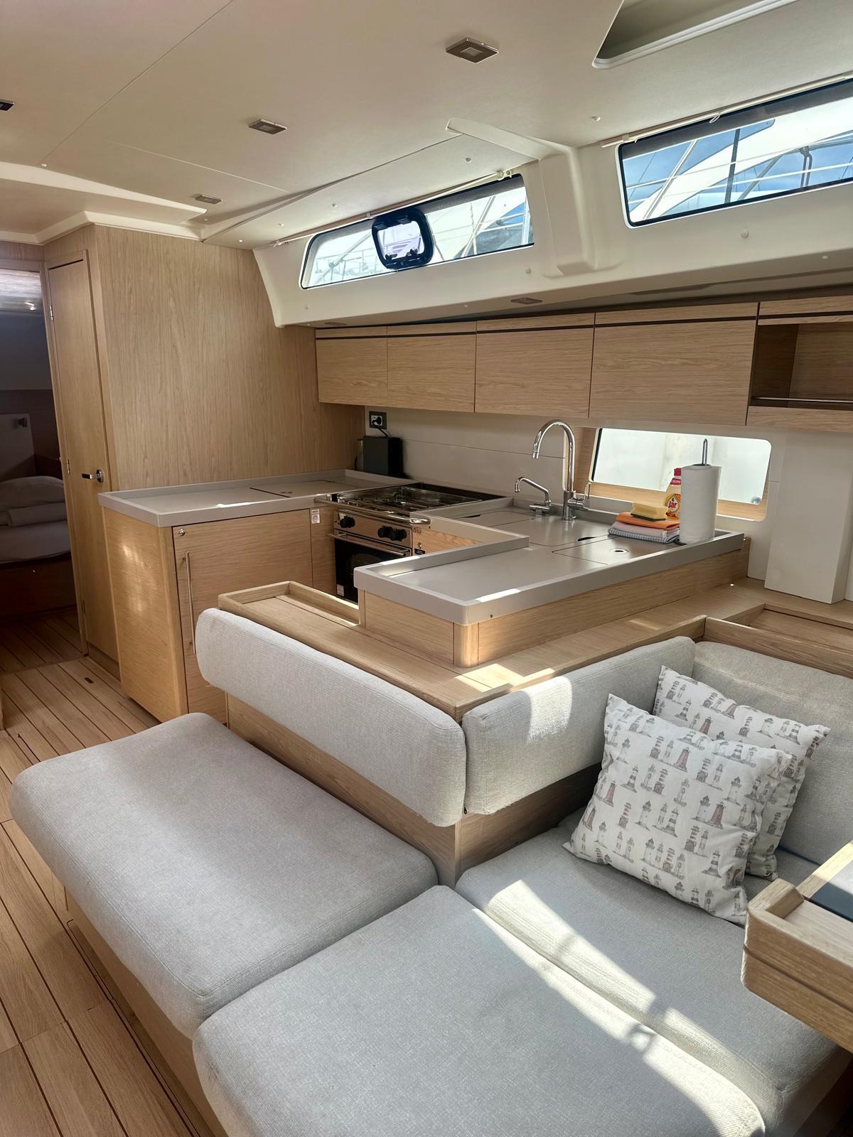 Sailing yacht 