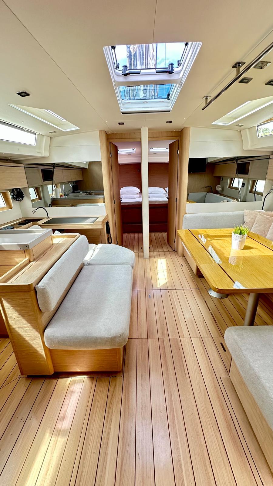 Sailing yacht 