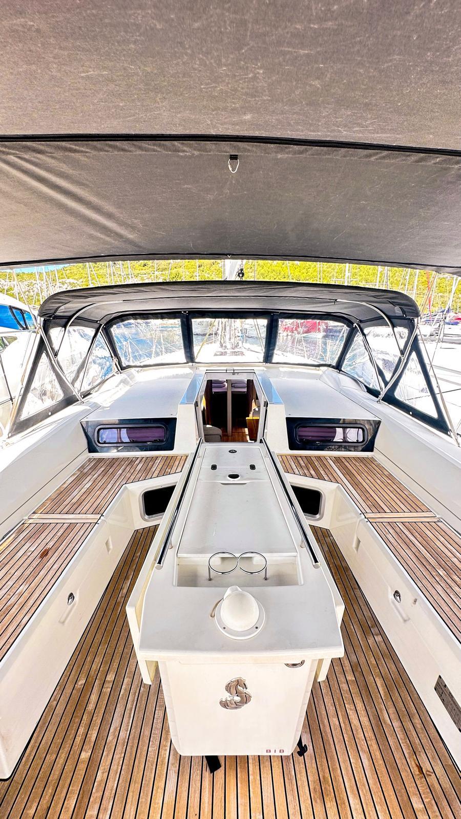 Sailing yacht 