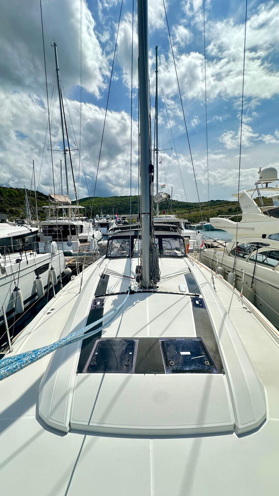Sailing yacht 