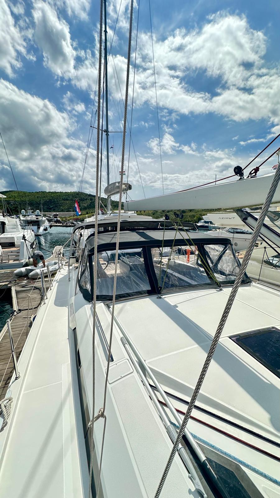 Sailing yacht 