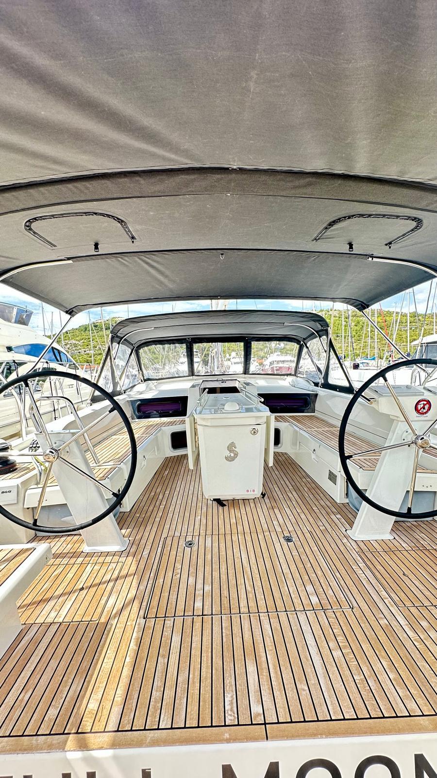 Sailing yacht 
