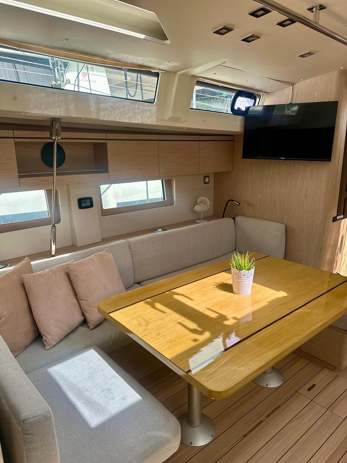 Sailing yacht 