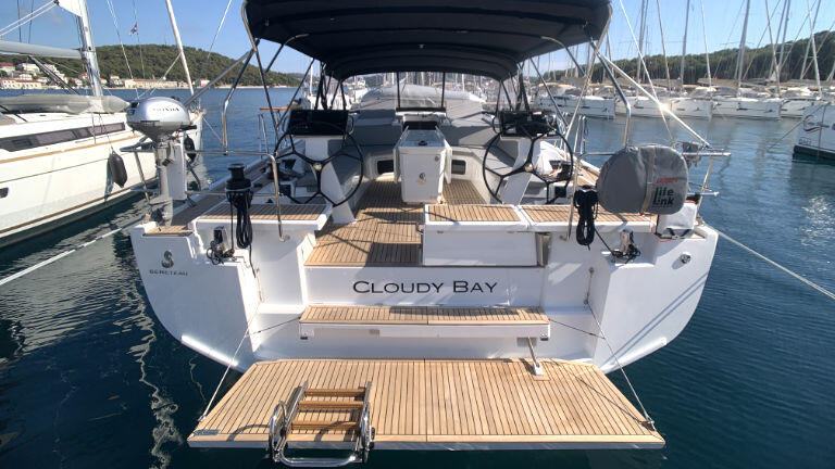 Sailing yacht 
