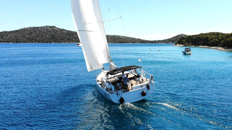 Sailing yacht 