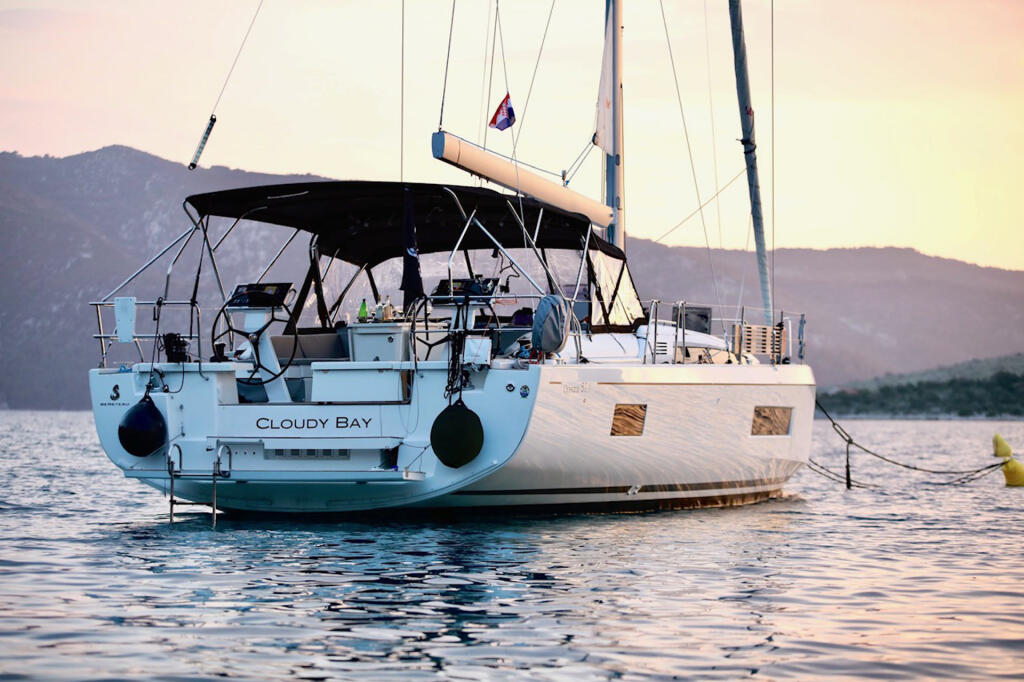 Sailing yacht 