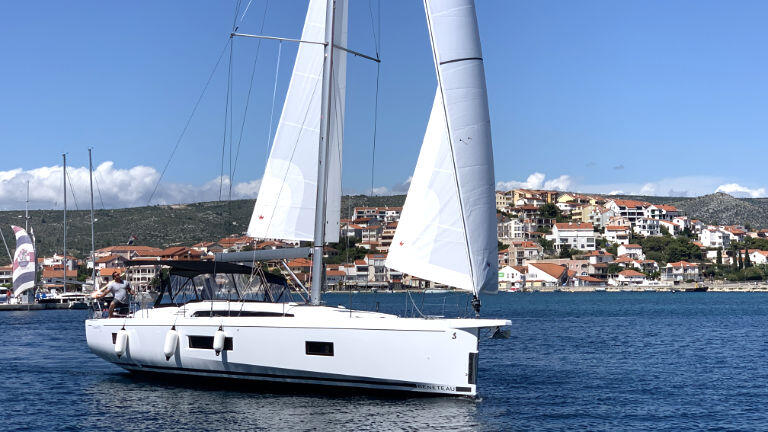 Sailing yacht 
