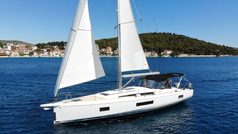 Sailing yacht 