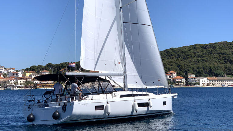 Sailing yacht 