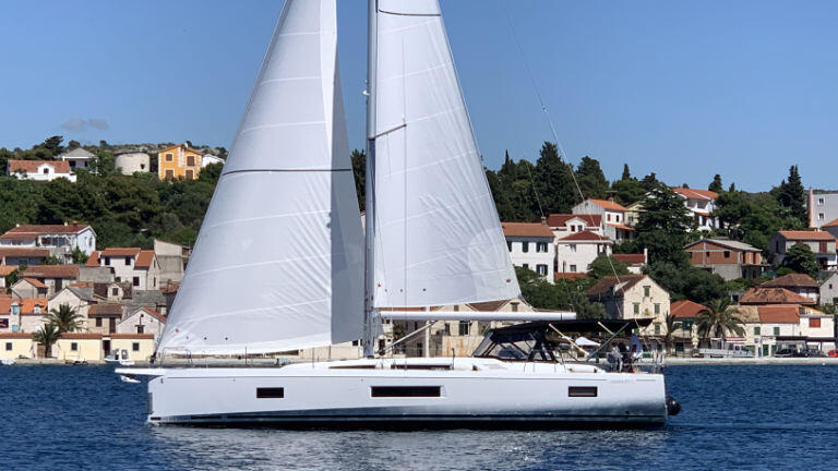 Sailing yacht 
