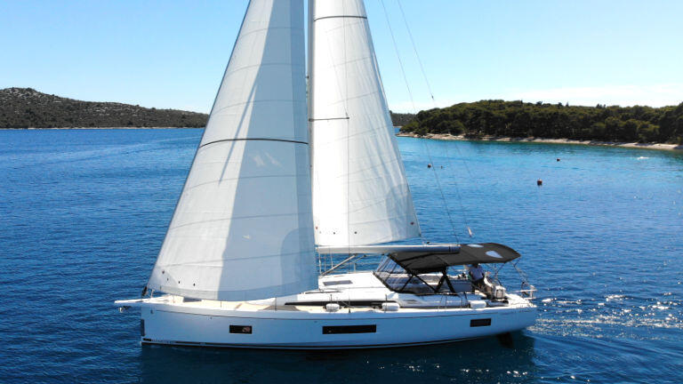 Sailing yacht 