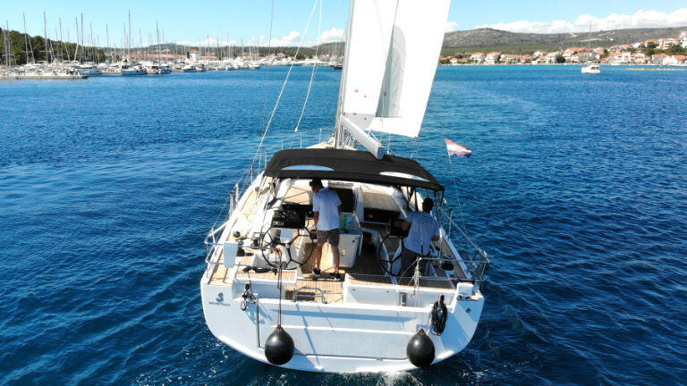 Sailing yacht 