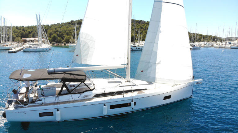 Sailing yacht 