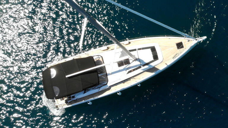 Sailing yacht 