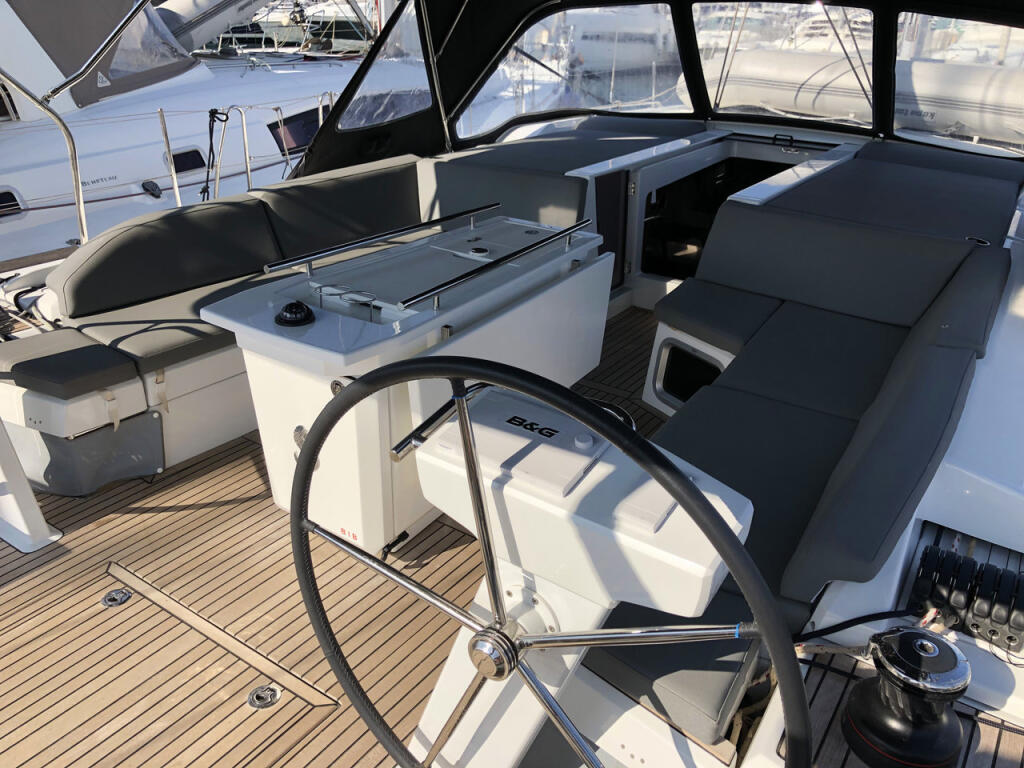 Sailing yacht 