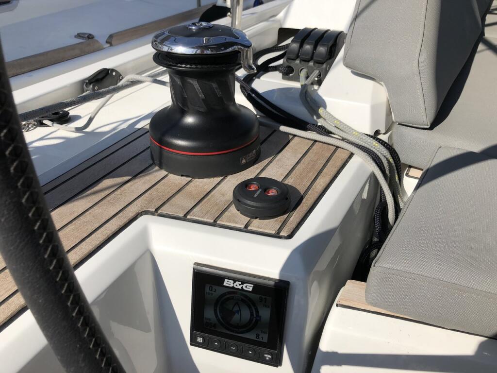 Sailing yacht 