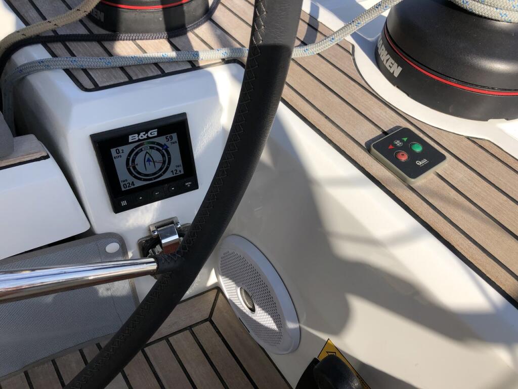 Sailing yacht 