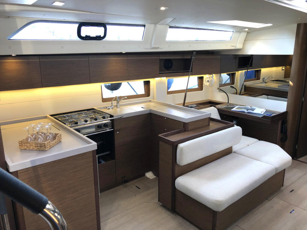 Sailing yacht 