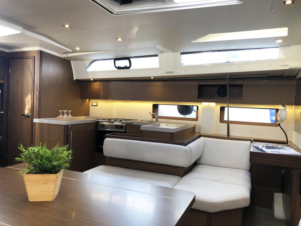 Sailing yacht 