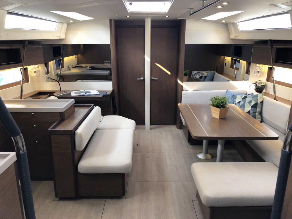 Sailing yacht 