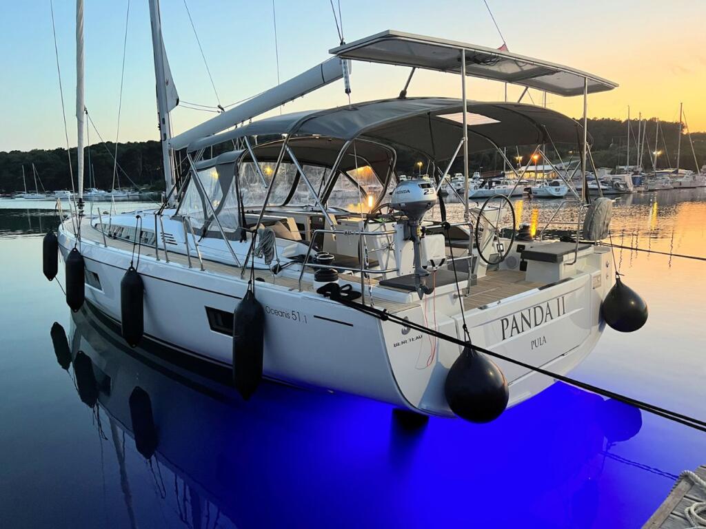 Sailing yacht 