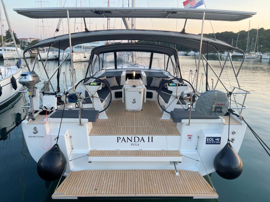 Sailing yacht 