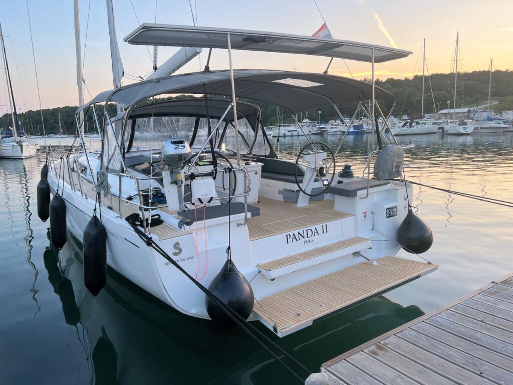 Sailing yacht 