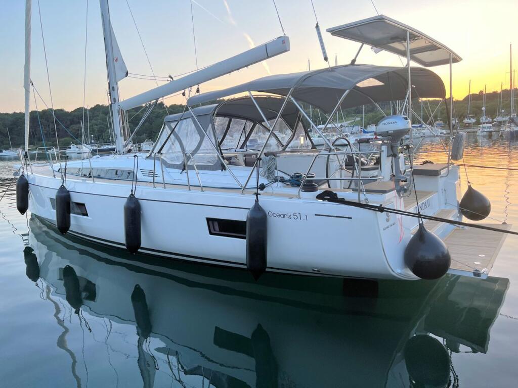 Sailing yacht 