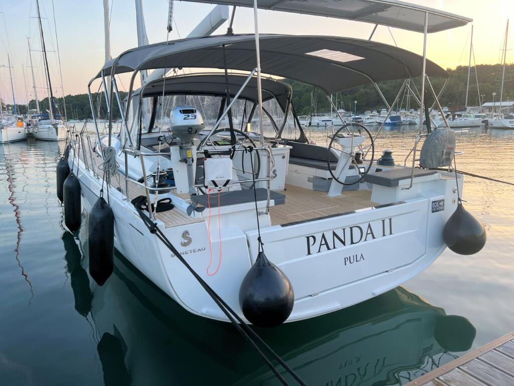 Sailing yacht 