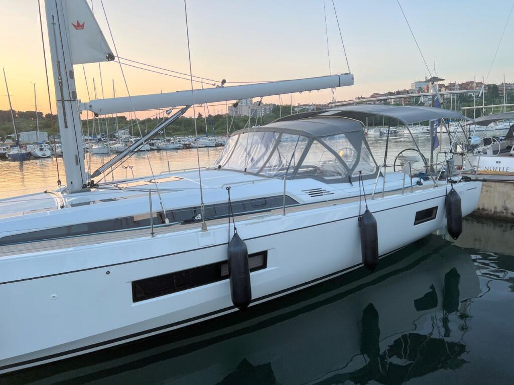 Sailing yacht 