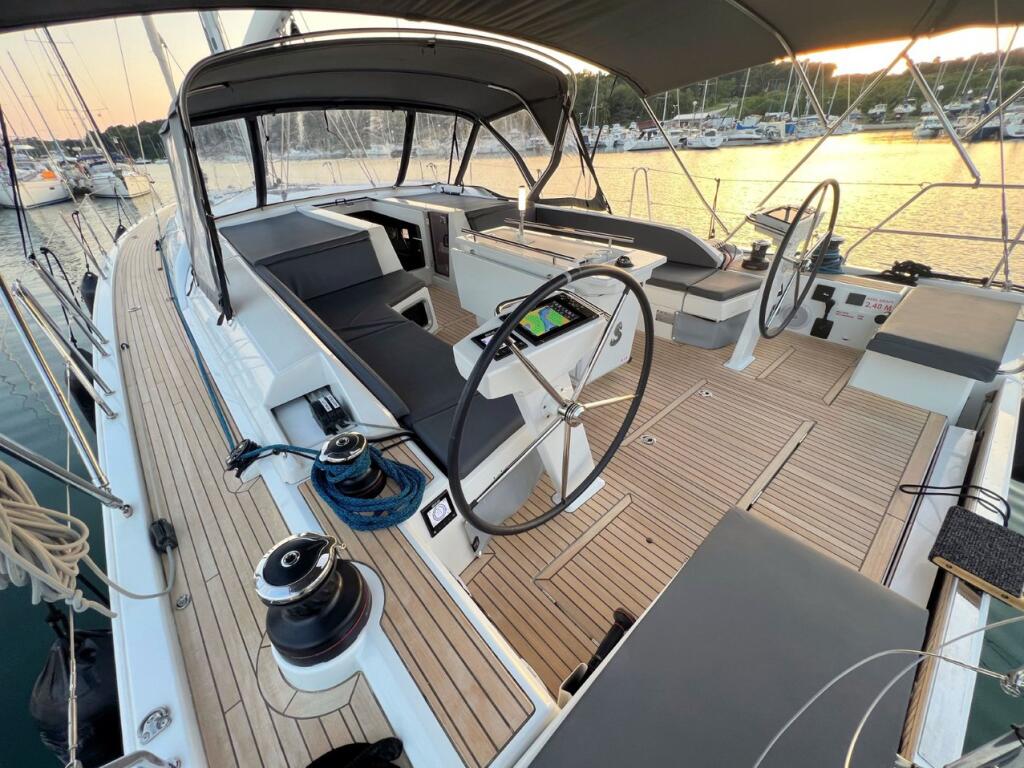 Sailing yacht 