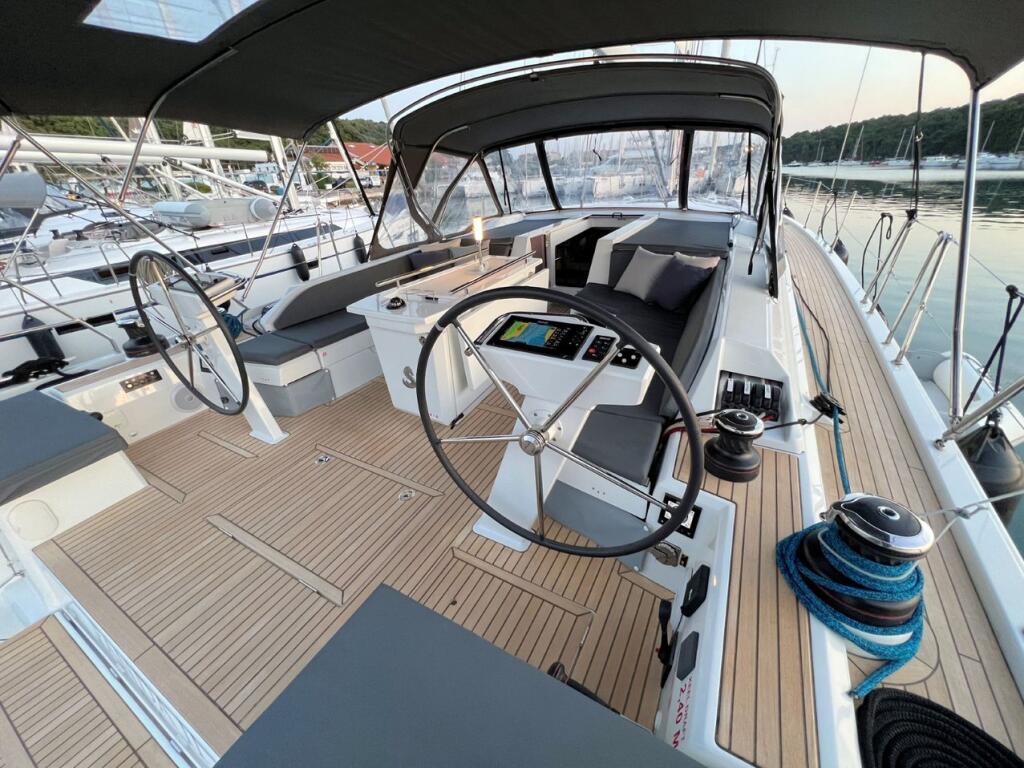 Sailing yacht 