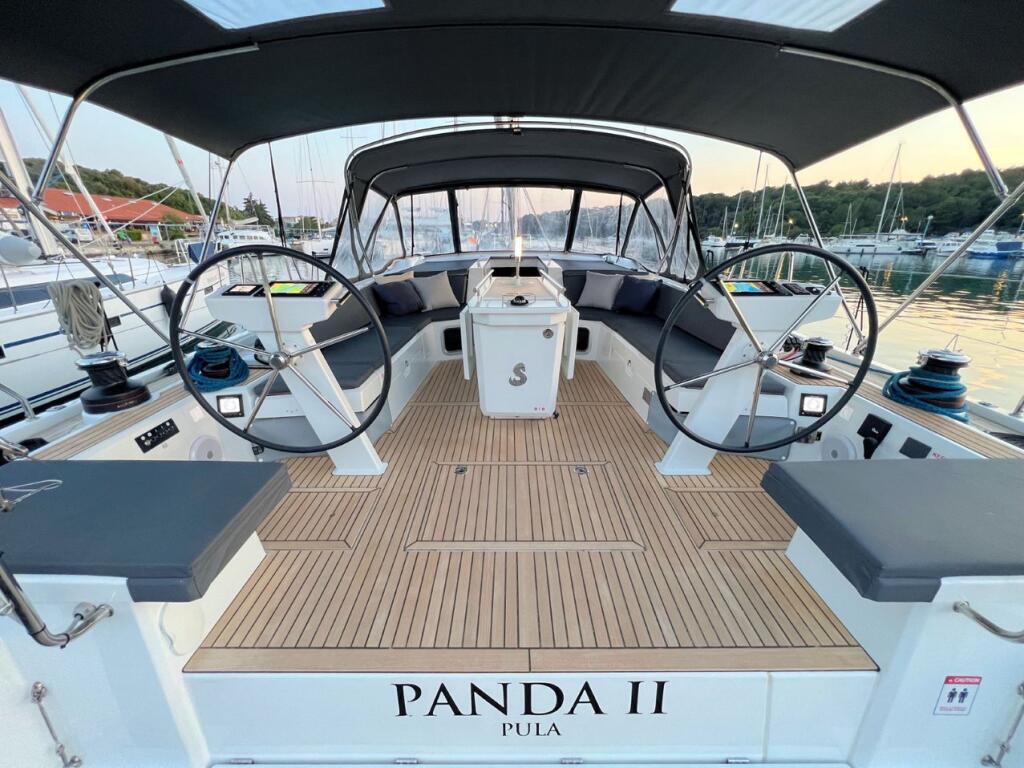 Sailing yacht 