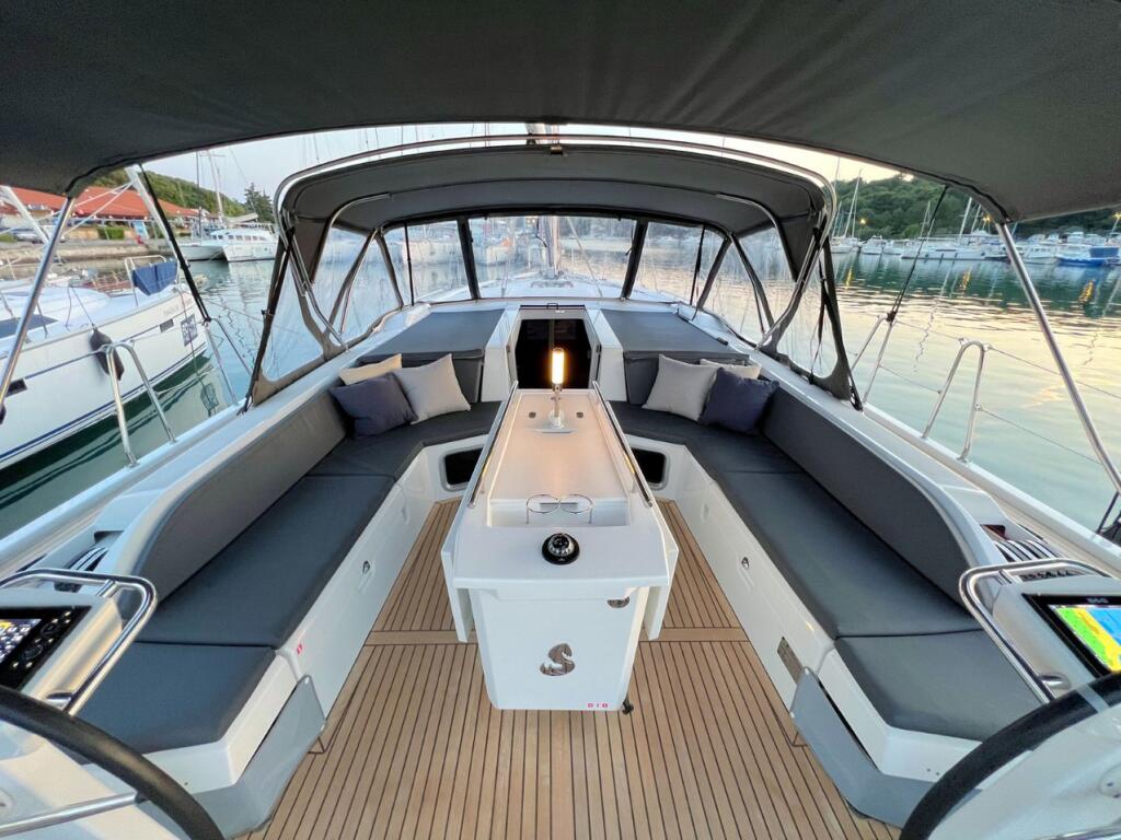Sailing yacht 
