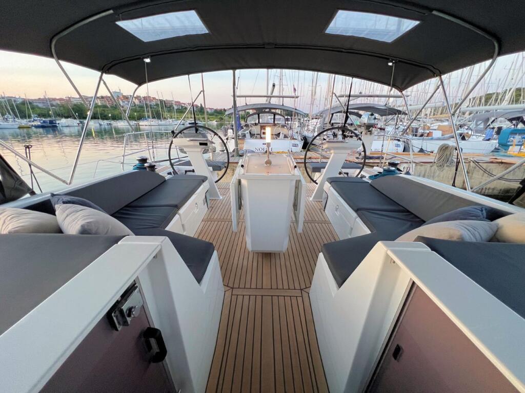 Sailing yacht 