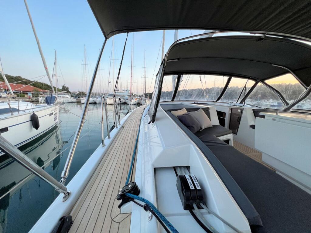 Sailing yacht 