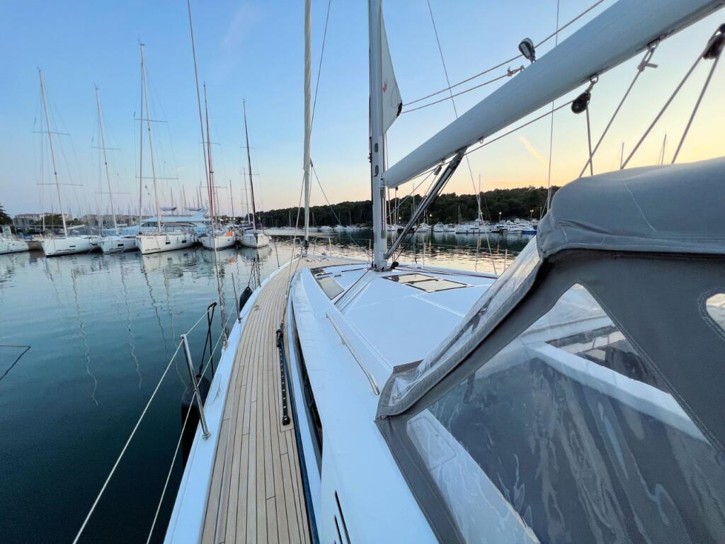 Sailing yacht 
