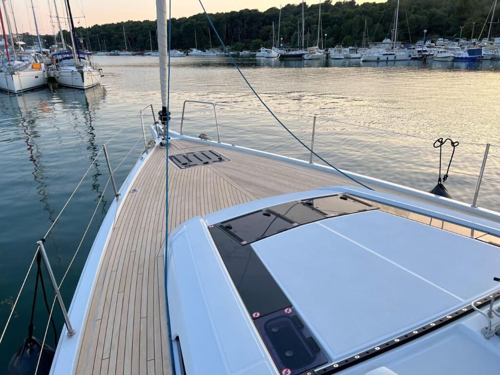 Sailing yacht 