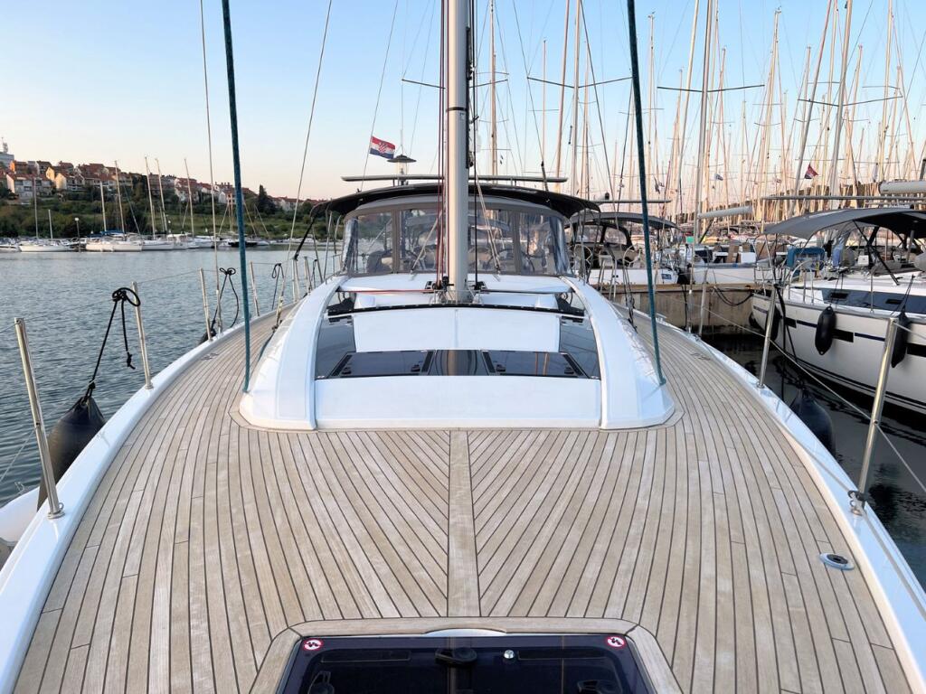 Sailing yacht 